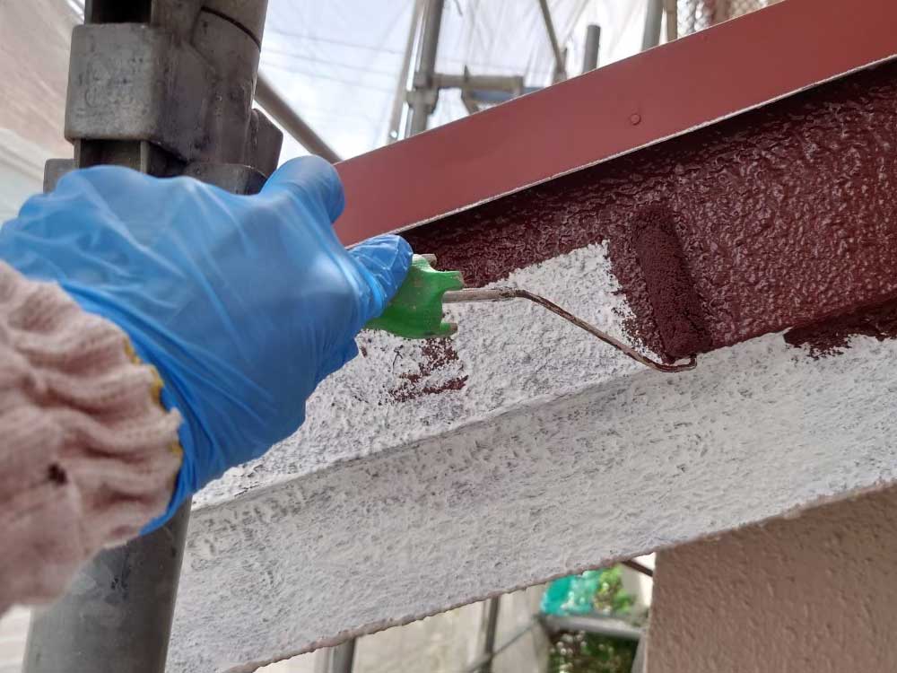 [付帯物塗装]
今回は、雨樋・鉄部といった部分の塗装工事を行っております。基本的に外壁塗装と一緒に雨樋・胴差・破風・鉄部・水切り・ベランダ防水は塗装する項目となります。 写真