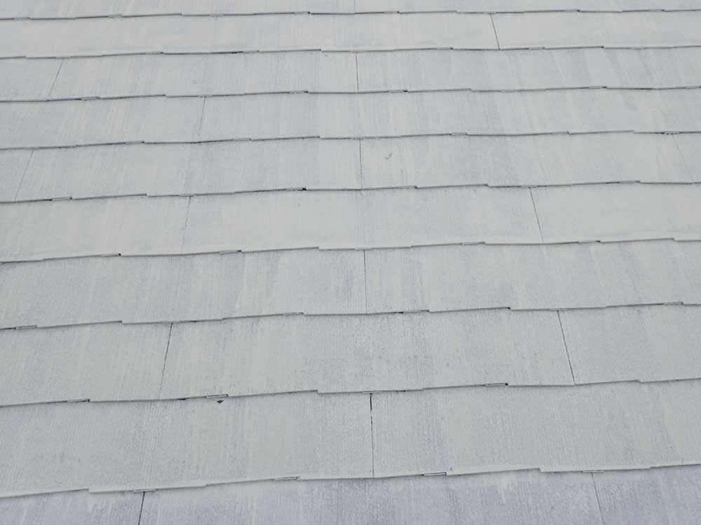 [屋根下塗り]
コロニアル屋根の下塗り作業です。下塗り作業は、屋根材と塗料の密着性を高める大切な工程です。下塗り作業は、完了後全く見えなくなってしまうため、施工の証明する写真撮影が必ず必要となります。 写真