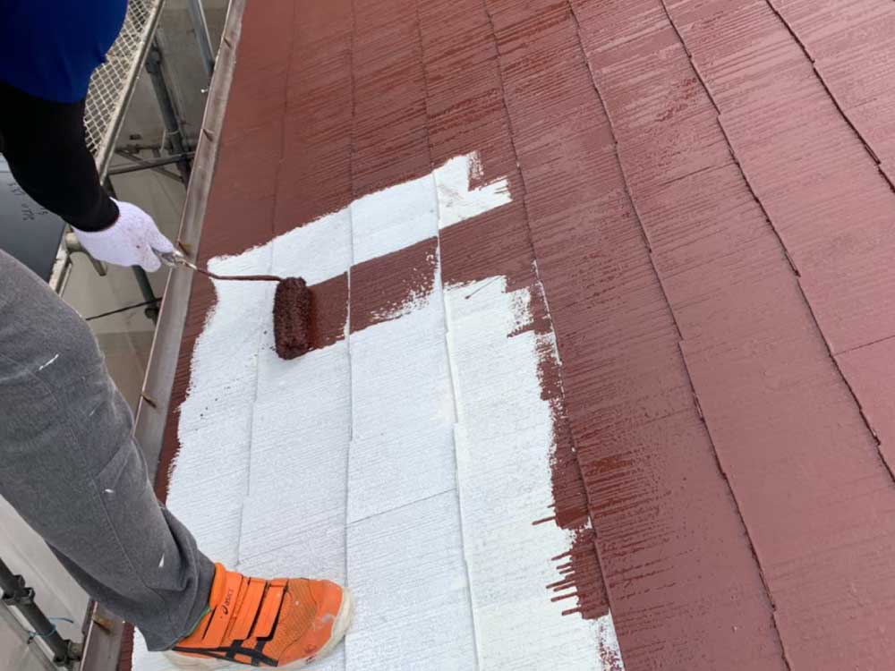 [屋根中塗り]
コロニアル屋根の中塗り作業です。中塗り作業は、塗料の性能を最大限生かすために必要不可欠な工程です。中塗り作業を怠ると、数年後に色あせが目立つことがあります。業者には注意しましょう。 写真