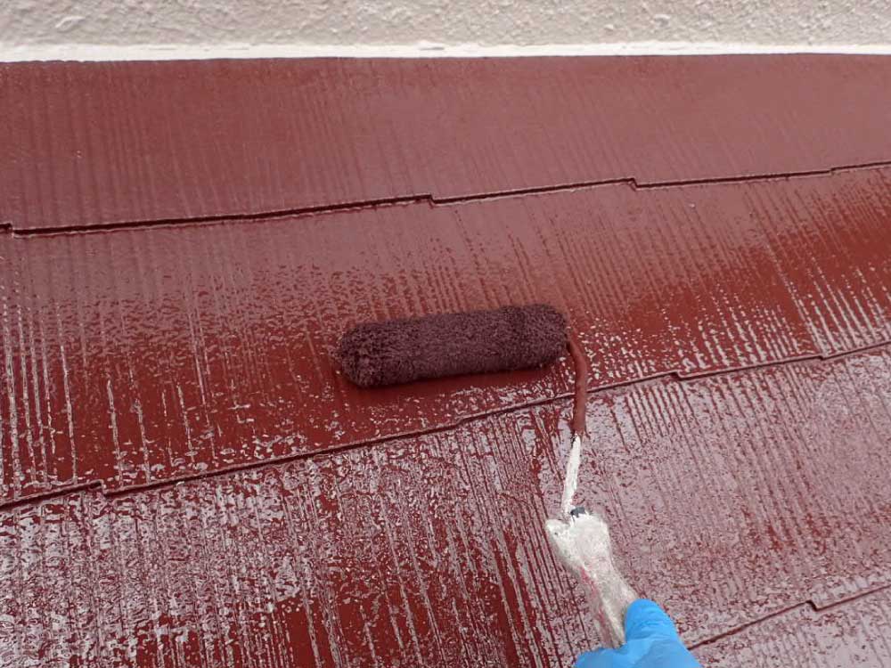 [外壁上塗り]
コロニアル屋根の上塗り作業です。仕上げとなります。塗装は基本的に3度塗りが塗料のメーカーから定められております。コロニアルの劣化が激しい場合、当社では4回塗りを推奨しております。 写真