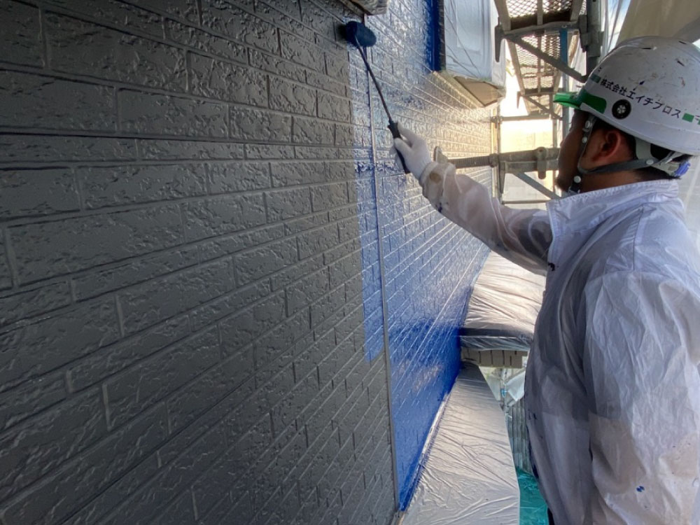 [外壁中塗り]
金属サイディング外壁の中塗り作業です。中塗り作業は、塗料の性能を最大限生かすために必要不可欠な工程です。中塗り作業を怠ると、数年後に色あせが目立つことがあります。業者には注意しましょう。 写真