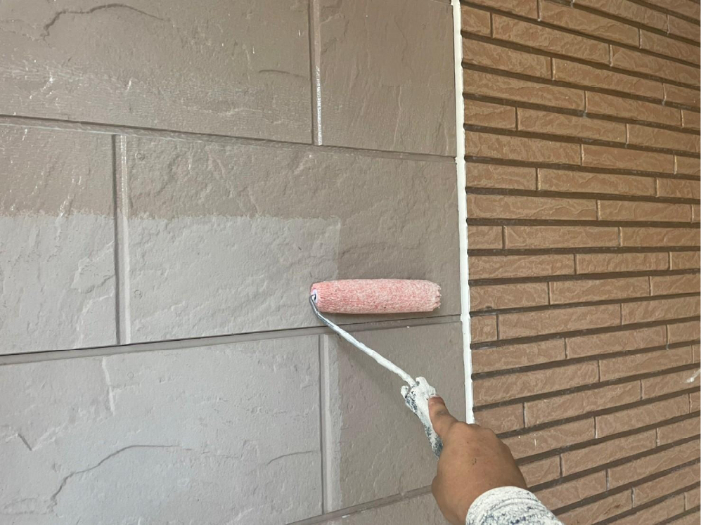 [外壁下塗り]
サイディング外壁の下塗り作業です。下塗り作業は、壁材と塗料の密着性を高める大切な工程です。下塗り作業は、完了後全く見えなくなってしまうため、施工の証明する写真撮影が必ず必要となります。 写真