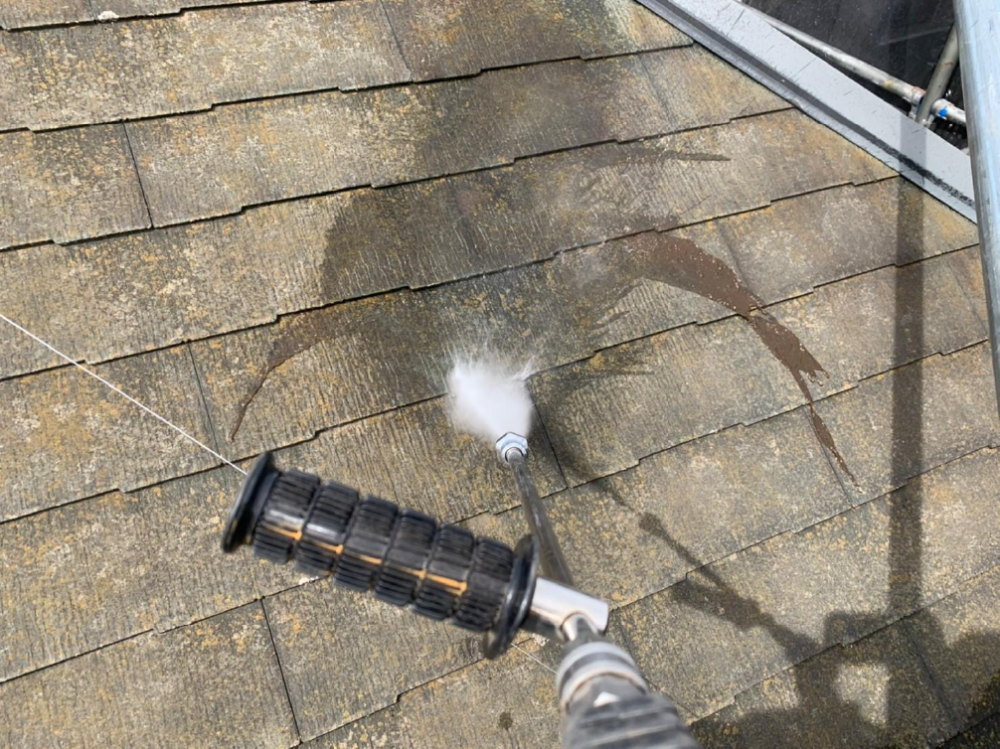 [高圧洗浄]
洗浄機を使用し、外壁・屋根についている汚れを洗い流します。汚れている状態の上から塗装すると、数年後に塗膜が浮いてきてしまったり剥がれてしまったりと不具合が起きます。 写真