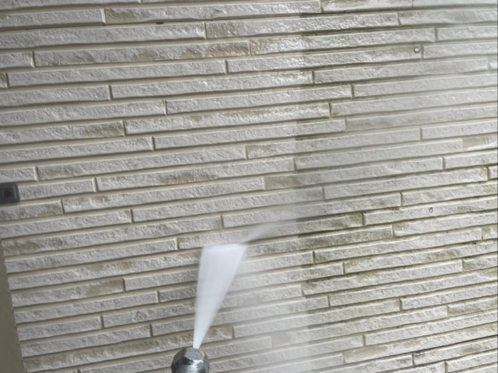 [高圧洗浄]
洗浄機を使用し、外壁・屋根についている汚れを洗い流します。汚れている状態の上から塗装すると、数年後に塗膜が浮いてきてしまったり剥がれてしまったりと不具合が起きます。 写真