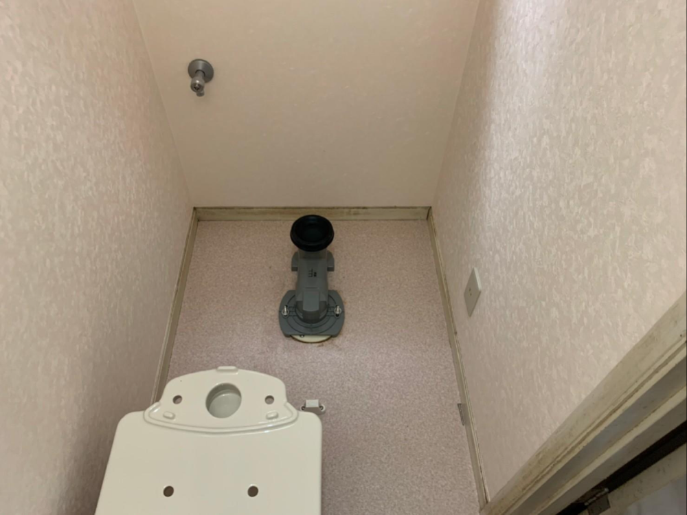 新設するトイレに合わせてフランジと呼ばれる配管材を設置していきます。 写真