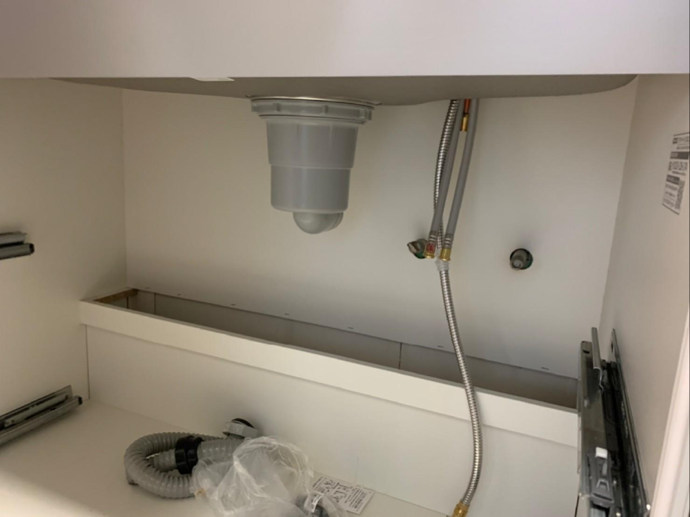 シンクの下にある、給水管・給湯管・排水管、ガスコンロのガス管、蛍光灯・スイッチなどの電源コードを接続します。
接続後、シンクの給水・排水、コンロの着火、電気が来ているかなどの動作確認をいたします。 写真