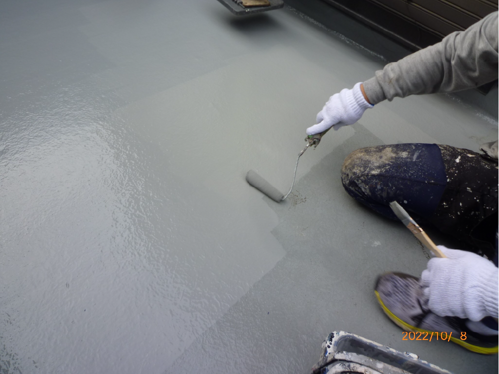 [付帯物塗装]
今回は、雨樋・破風・鉄部・バルコニー床といった部分の塗装工事を行っております。基本的に外壁塗装と一緒に塗装する項目となります。
写真はバルコニー防水塗装になります。 写真