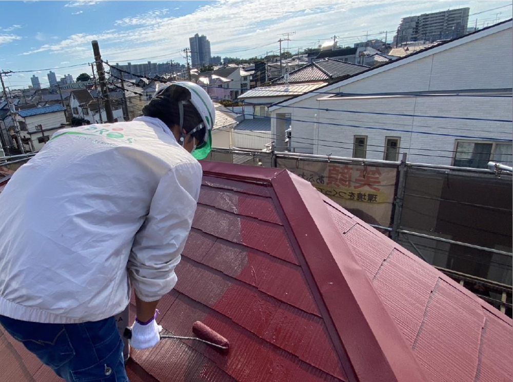 [屋根上塗り]
コロニアル屋根の上塗り作業です。仕上げとなります。塗装は基本的に3度塗りが塗料のメーカーから定められております。コロニアルの劣化が激しい場合、当社では4回塗りを推奨しております。 写真