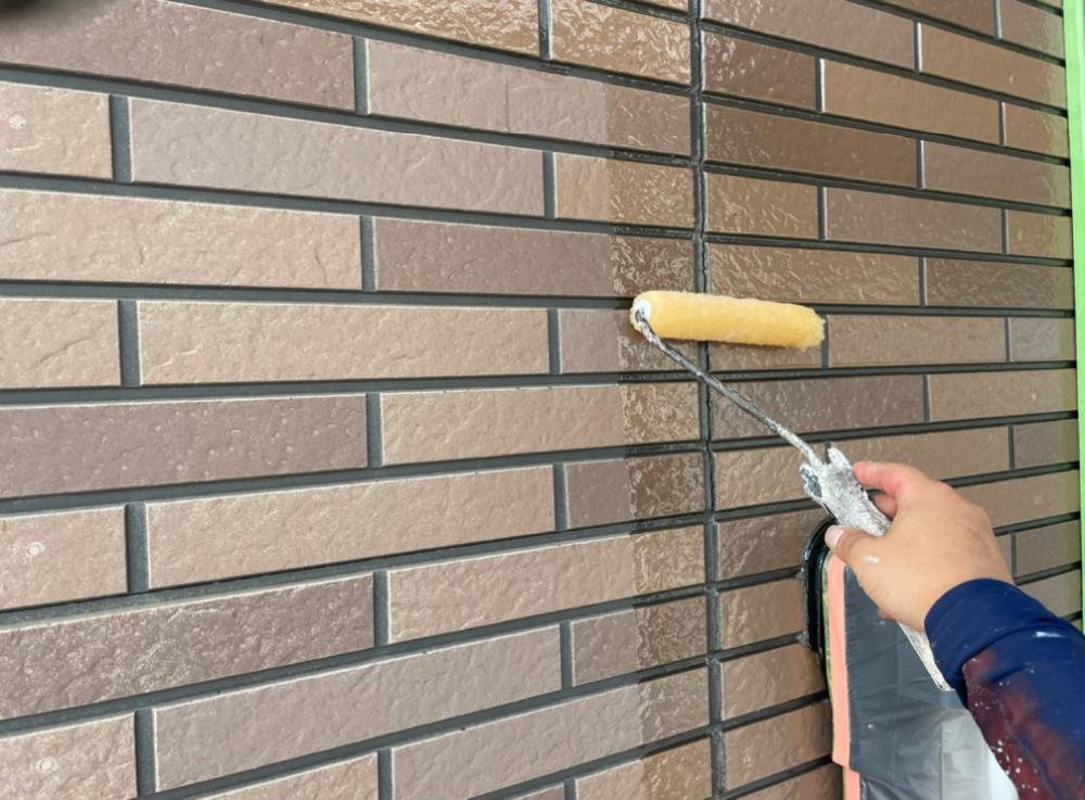 [外壁下塗り]
サイデイング外壁のクリアー塗装下塗り作業です。今回使用している塗料はシーラーレスで高耐候性を得られる塗装作業が可能な材料を採用しています。 写真