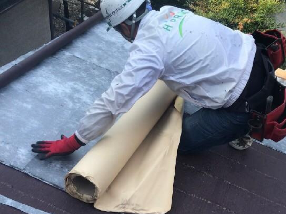 [ルーフィング]
カバー工法にて最初に行う工程です。
既存の屋根材の上から新しい防水シートを敷くことで防水性を高めます。 写真