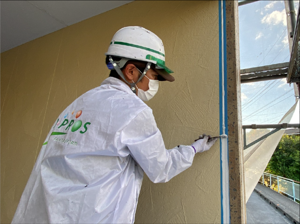 [シーリング工事]
サイディングの住宅には、シーリングと呼ばれる防水材が必ず使用されております。サイディング住宅の雨漏りは、シーリングの劣化による原因が多いです。外壁塗装のタイミングで一緒に交換する事を推奨いたします。 写真