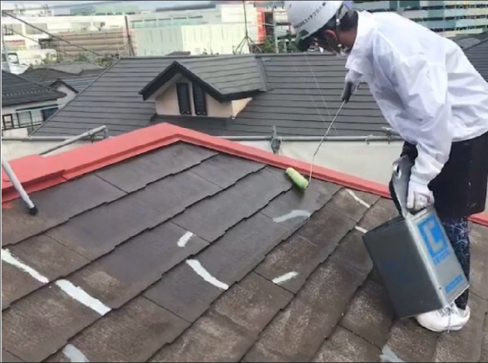 [屋根下塗り2]
コロニアル屋根の下塗り作業です。下塗り作業は、屋根材と塗料の密着性を高める大切な工程です。下塗り作業は、完了後全く見えなくなってしまうため、施工の証明する写真撮影が必ず必要となります 写真