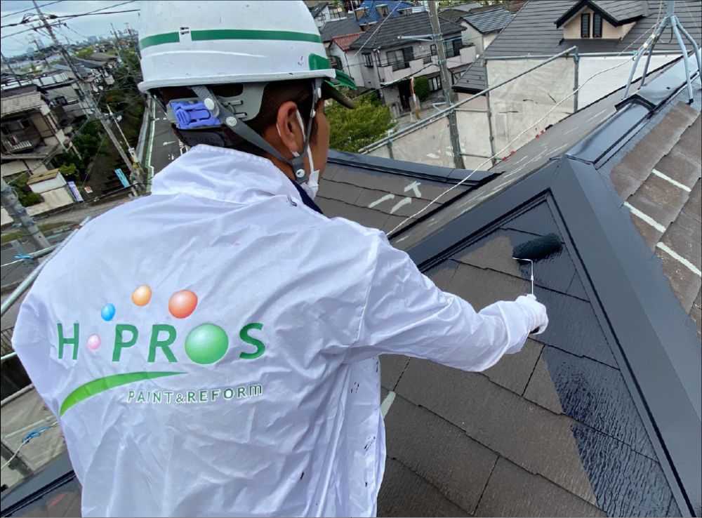 [屋根中塗り]
コロニアル屋根の中塗り作業です。中塗り作業は、塗料の性能を最大限生かすために必要不可欠な工程です。中塗り作業を怠ると、数年後に色あせが目立つことがあります。業者には注意しましょう。 写真