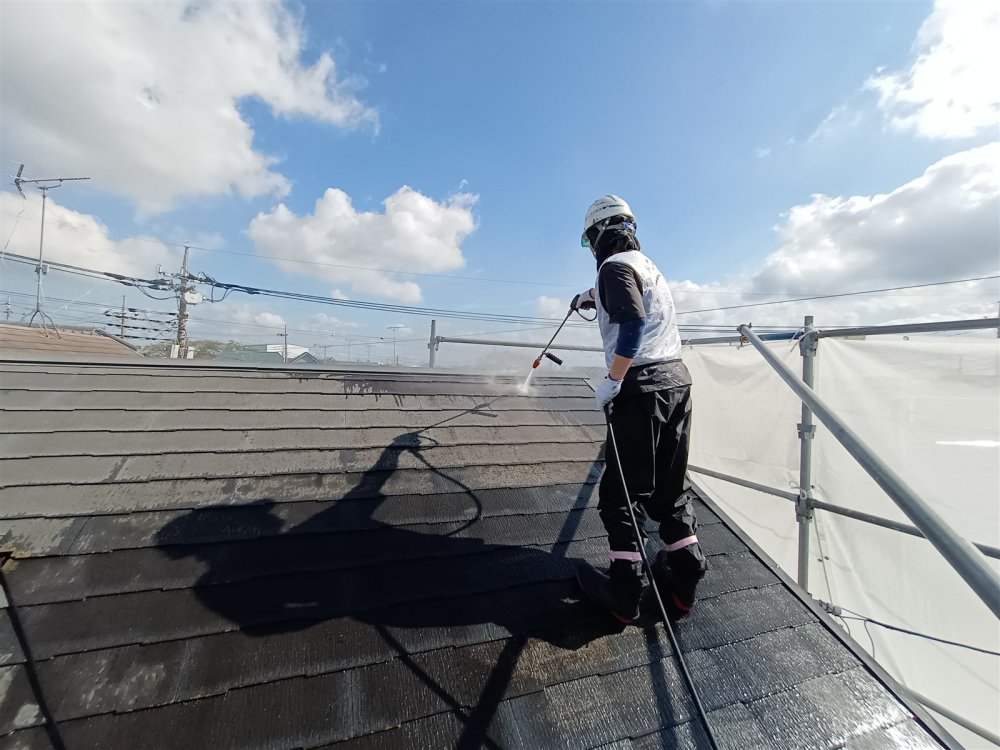 高圧洗浄｜屋根表面の汚れや付着物を洗い流し、施工前の状態を整えます。 写真