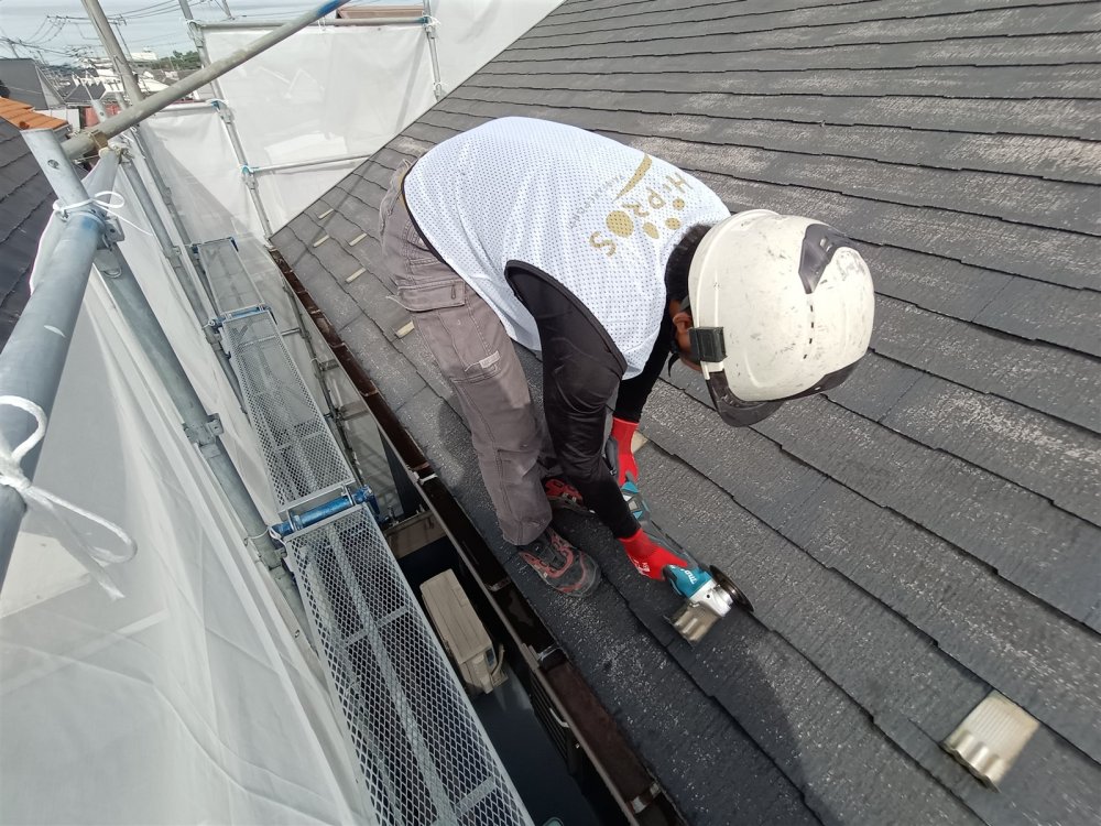 既存役物の撤去｜新しい屋根を納めるため、既存の棟板金などの役物を取り外します。 写真