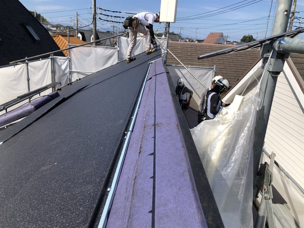 屋根材の取付｜面ごとに納まりを確認しながら、新規屋根材を全面へ施工します。 写真