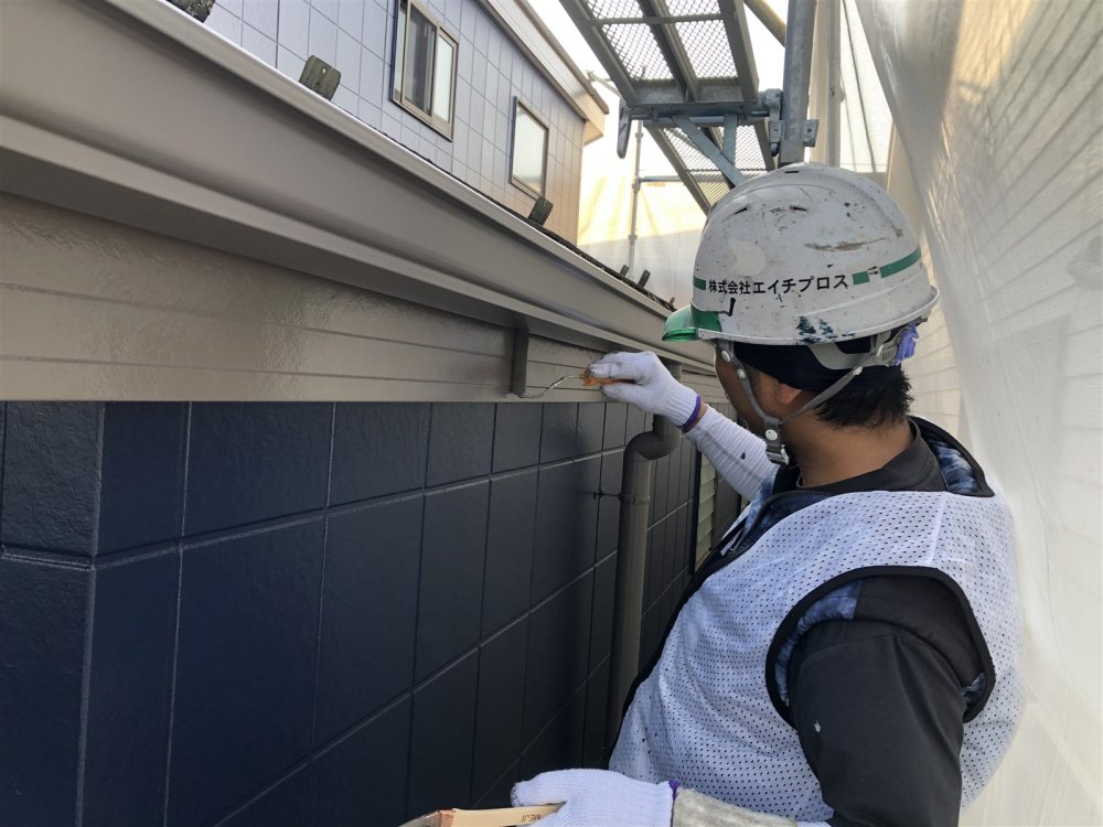 破風塗装｜破風板を塗装し、雨風から保護するとともに外観を引き締めます。 写真