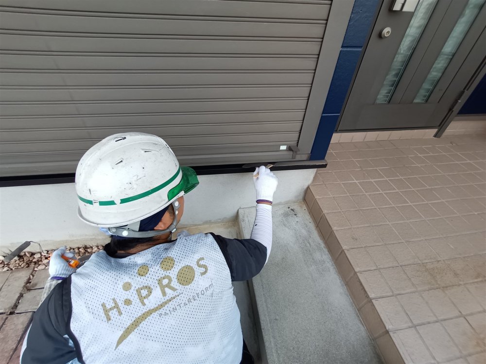 鉄部塗装｜鉄部の状態を確認し、防錆性と仕上がりを意識して塗装します。 写真