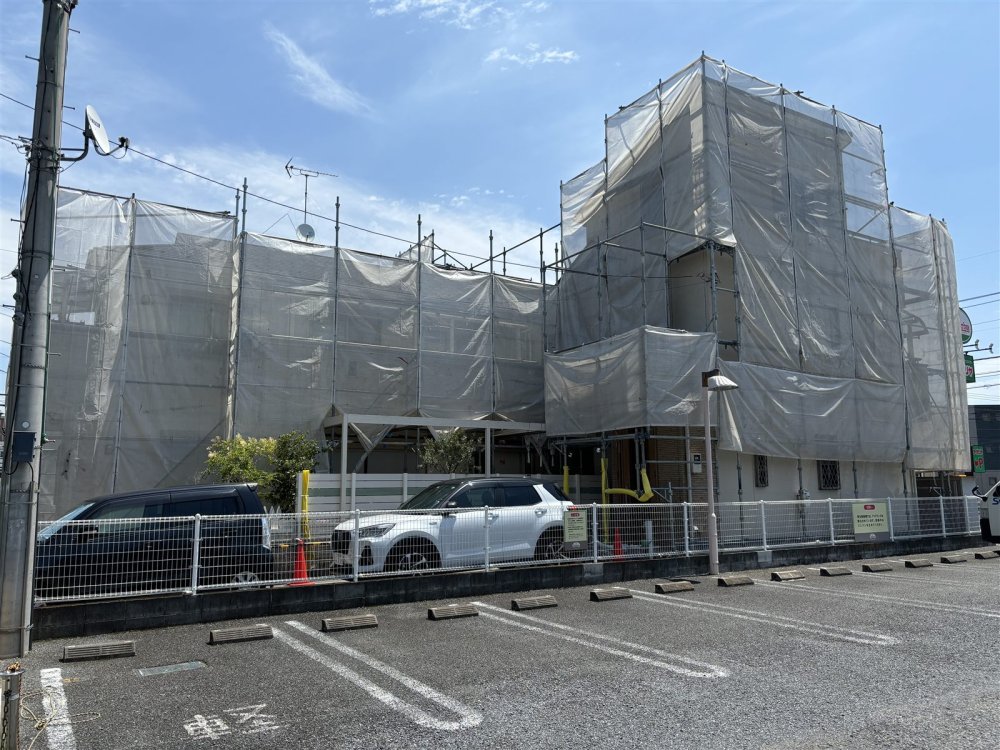 仮設足場を設置し、周囲への飛散防止と作業時の安全を確保しました。 写真