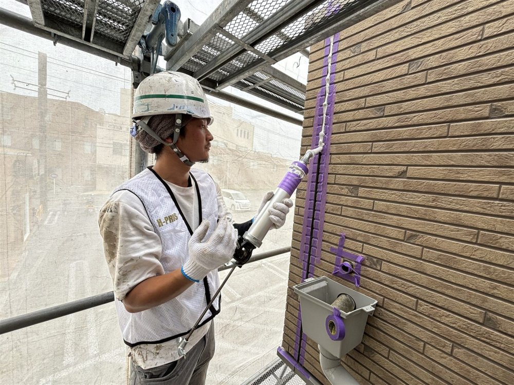目地や劣化部分を確認し、シーリングを施工して雨水の浸入を防ぐ下地を整えました。 写真