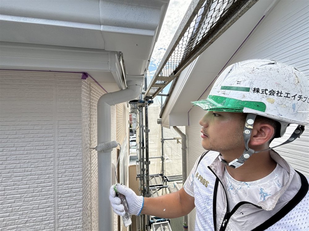 雨どいは付着性に配慮して塗装し、建物全体の仕上がりに調和させました。 写真