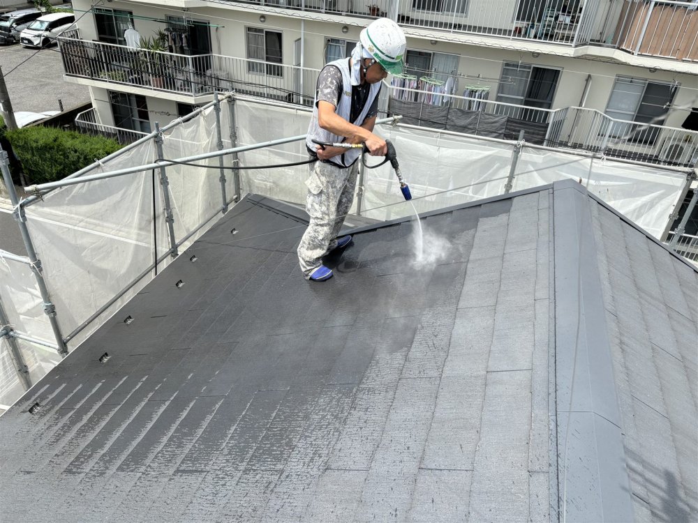 高圧洗浄で屋根表面に付着した汚れや劣化した塗膜を丁寧に洗い流し、塗装に適した下地へ整えます。 写真