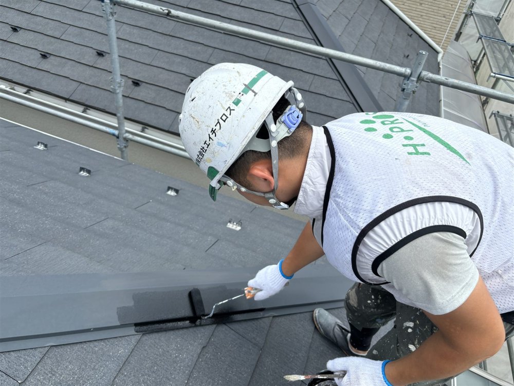 棟板金などの金属部に錆止めを塗布し、腐食の進行を抑えるための下地処理を行います。 写真