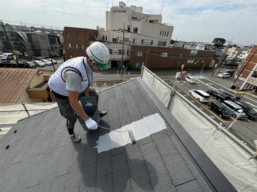 屋根材と仕上げ塗料の密着性を高めるため、下塗り材を均一に塗布します。 写真