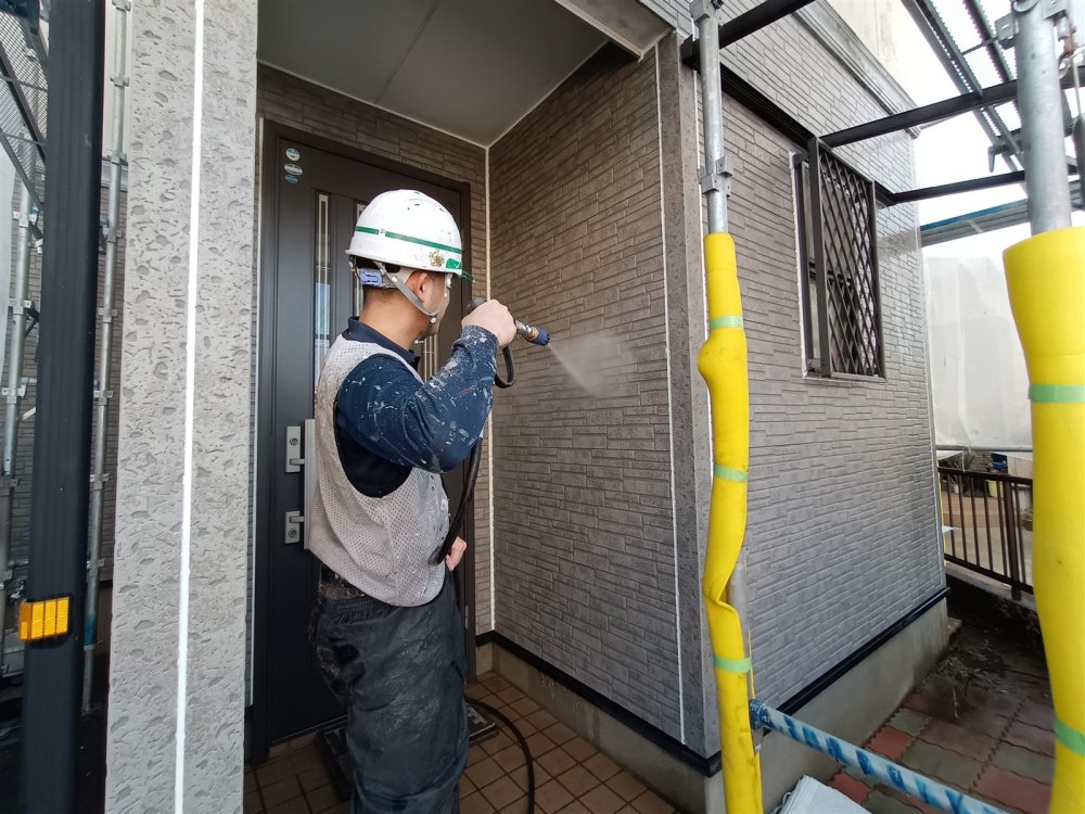高圧洗浄で外壁に付着した汚れや劣化した塗膜を丁寧に洗い流します。 写真