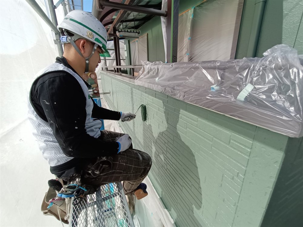 別の面も上塗りを行い、建物全体を均一に仕上げます。 写真