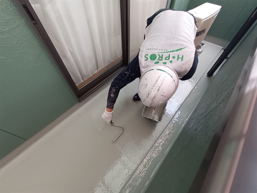 ベランダ床面に防水施工を行い、雨水から住まいを守ります。 写真