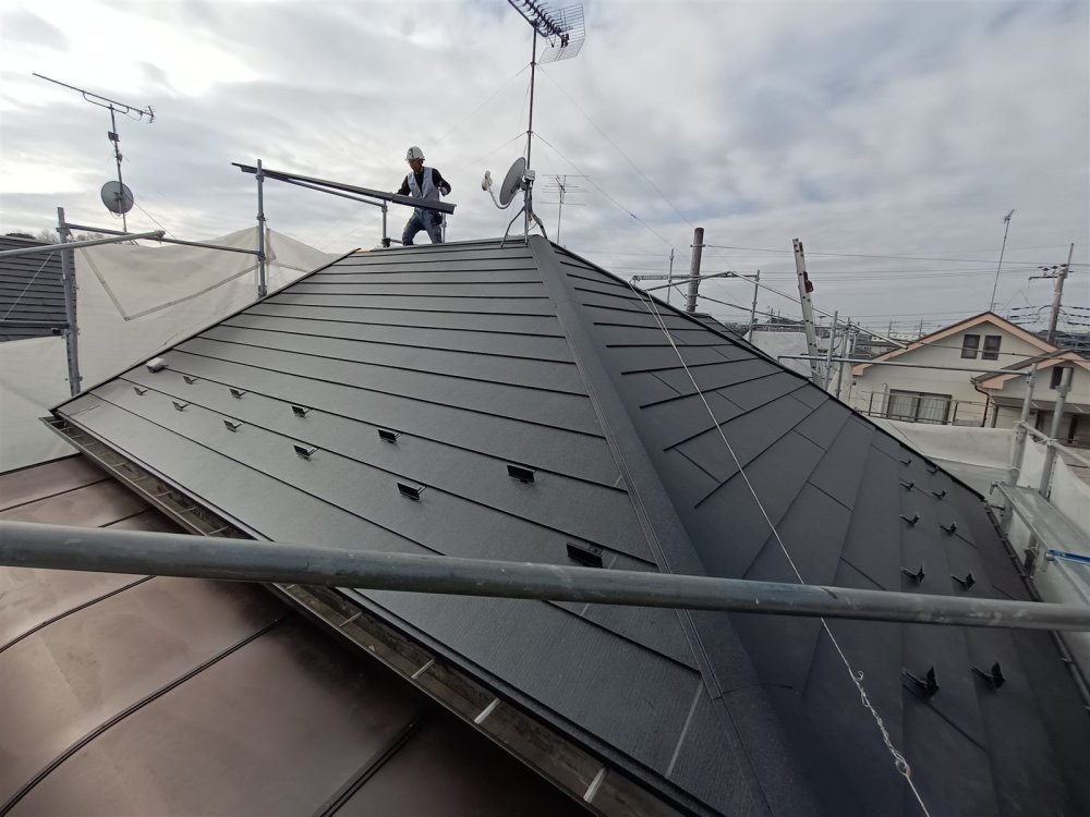新しい屋根材の施工を完了し、屋根面全体を保護します。 写真