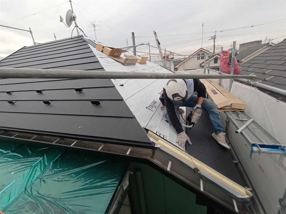 屋根の端部に板金を取り付け、雨仕舞いを整えます。 写真