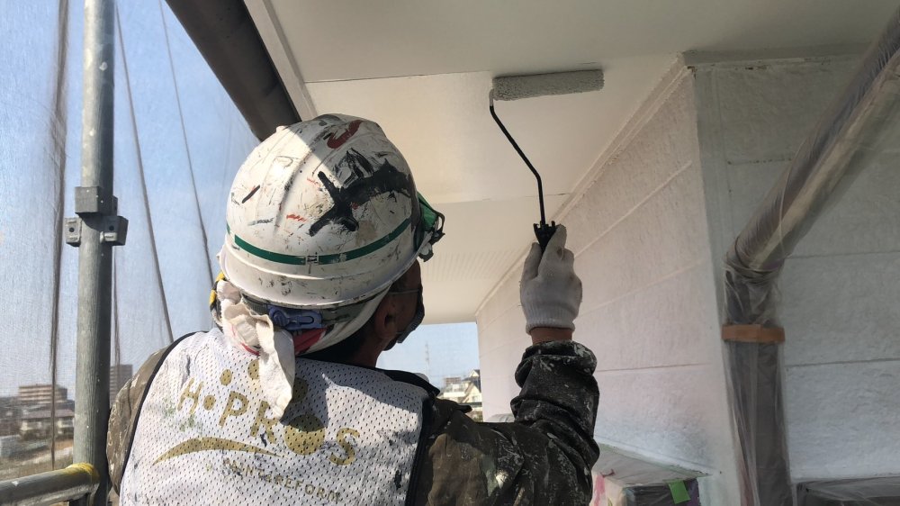 軒天も建物全体との調和を考えながら塗装し、明るく清潔感のある印象に整えます。 写真