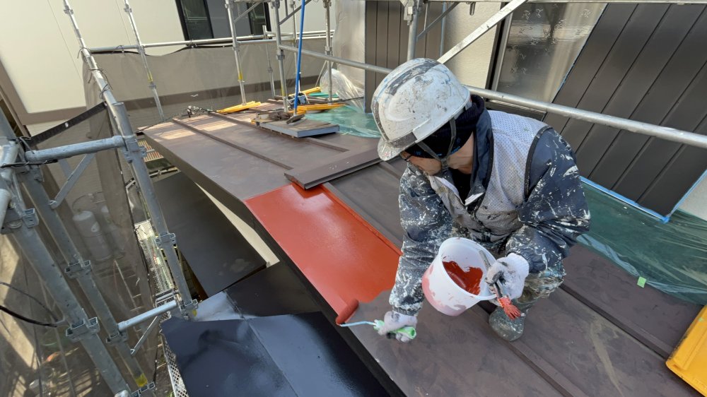 金属屋根の錆の発生を抑えるため、折り目や端部まで錆止めを丁寧に塗布します。 写真