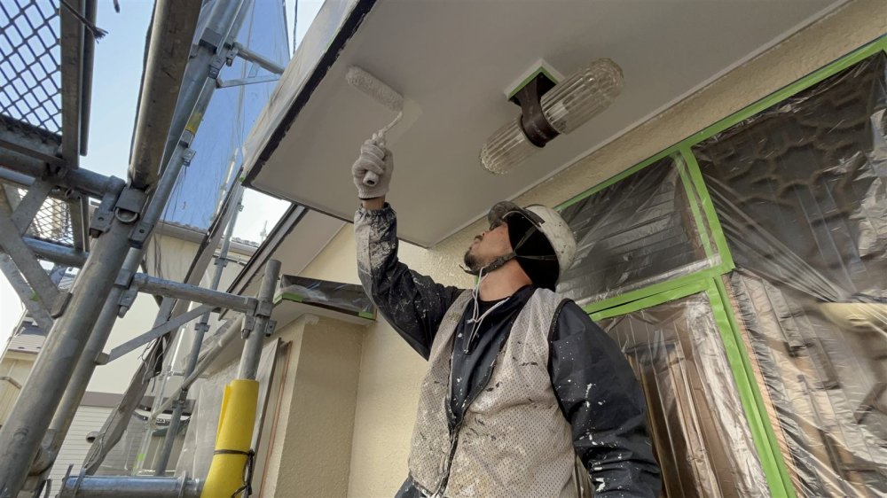 軒天を明るく塗装し、湿気がこもりやすい部分まで清潔感のある印象に整えます。 写真