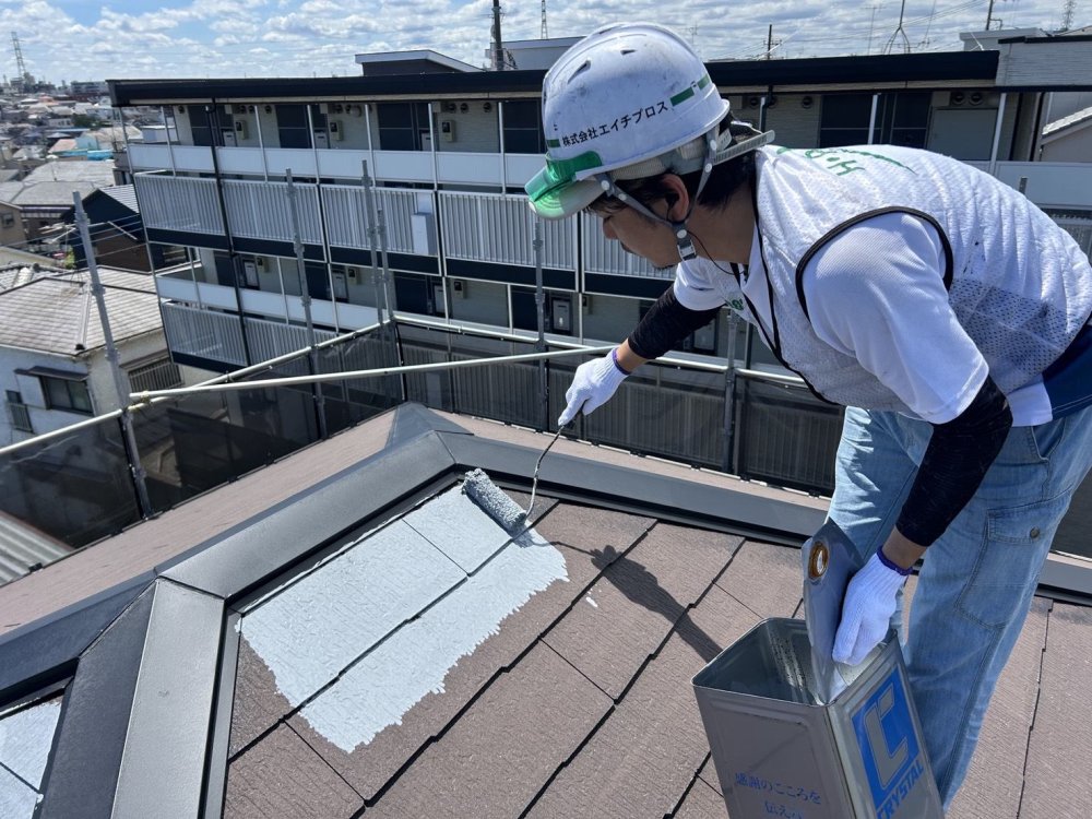 屋根材の吸い込みを抑えて密着性を高めるため、下塗り材を均一に塗布します。 写真