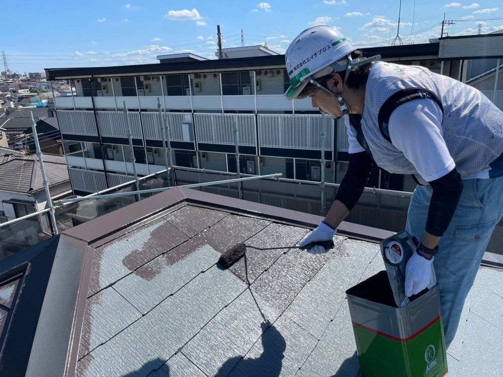 中塗りで屋根全体に塗膜の厚みを持たせ、色むらのない均一な仕上がりへ整えます。 写真