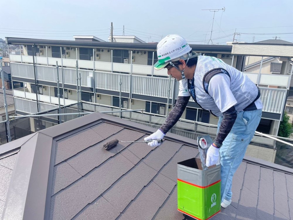 上塗りを丁寧に重ね、屋根の美観と耐候性を高める仕上げ塗膜を形成します。 写真