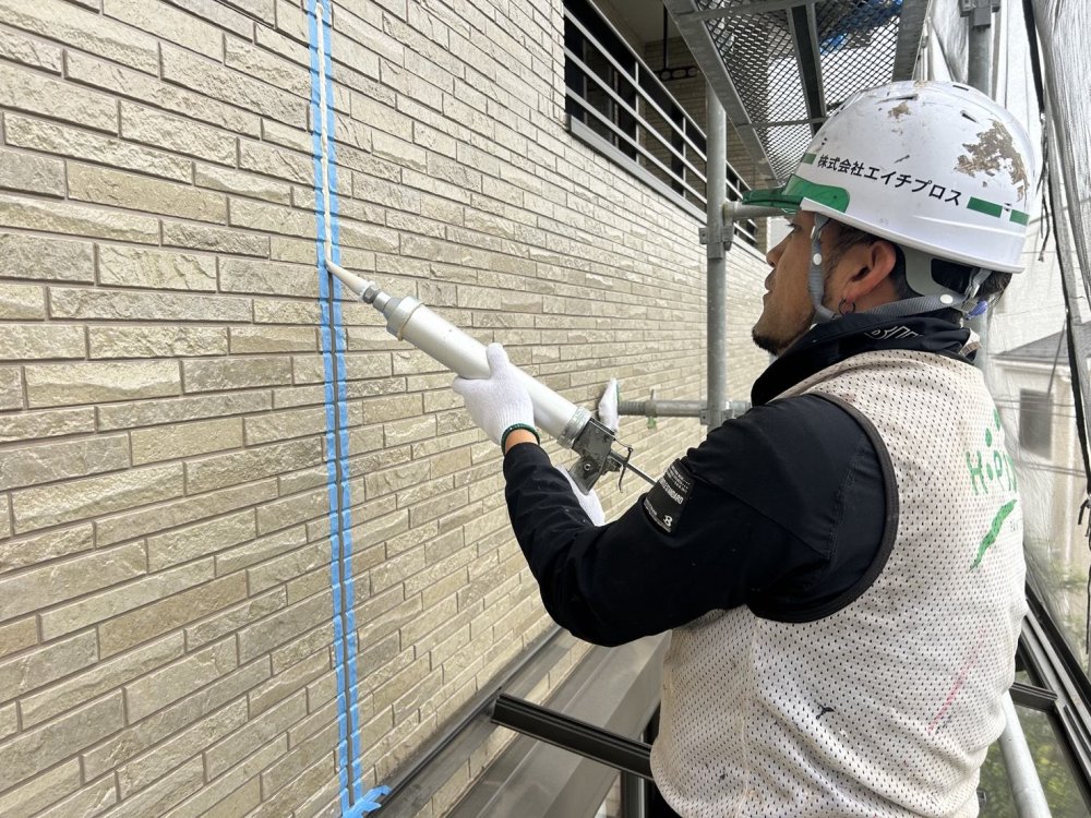 目地へ新しいシーリング材を充填し、雨水の侵入を防ぐ防水ラインを丁寧に整えます。 写真