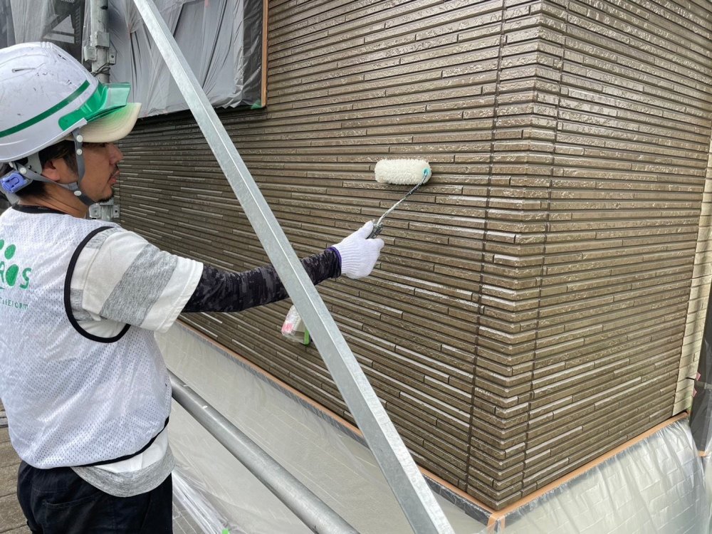 外壁の意匠を損なわないよう塗膜を丁寧に重ね、艶と耐候性を均一に整えます。 写真