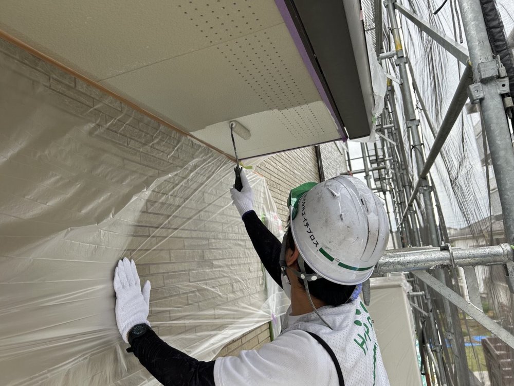 軒天を明るい色で塗装し、湿気対策と清潔感のある外観を両立させます。 写真