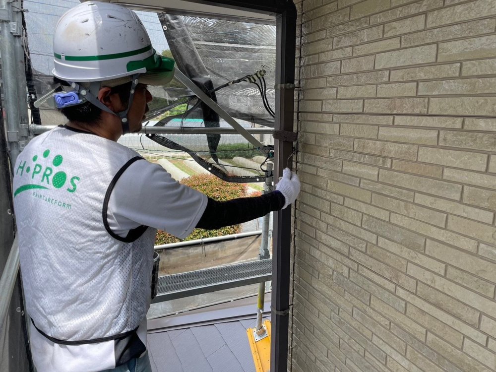 雨樋や縦樋などの付帯部も塗装し、外壁との色調を合わせて建物全体に統一感を持たせます。 写真
