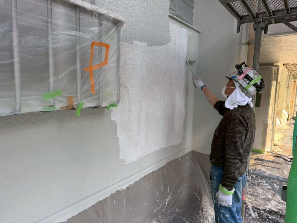 外壁全体へ下塗り材を均一に塗布し、下地を安定させて上塗り塗料の密着性を高めます。 写真