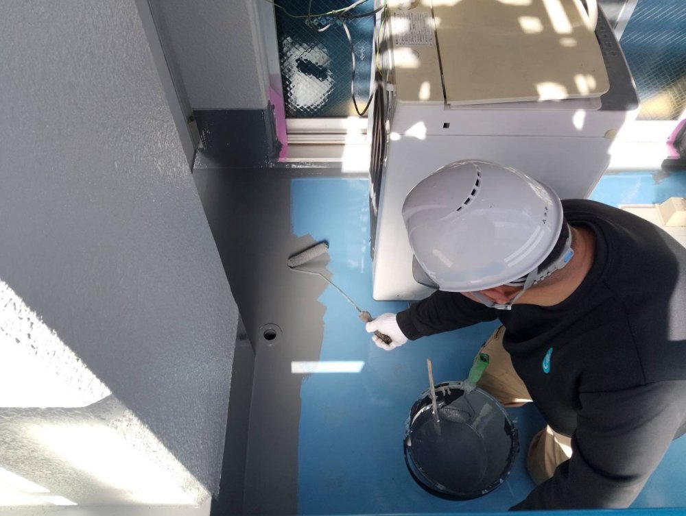 ベランダ防水の仕上げ層を施工し、歩行や紫外線による劣化を抑える保護性能を整えます。 写真