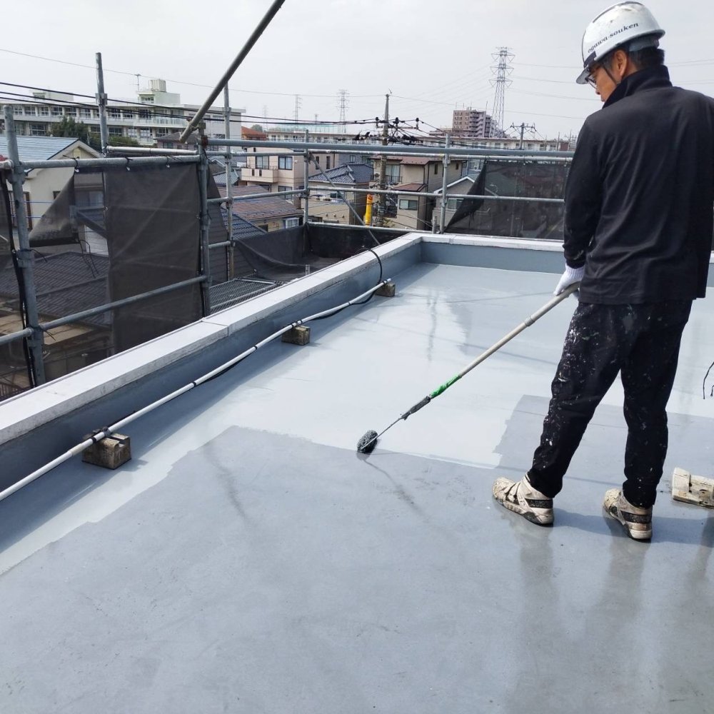 屋上防水のトップコートを均一に塗布し、防水層を紫外線や摩耗から保護して長寿命化を図ります。 写真
