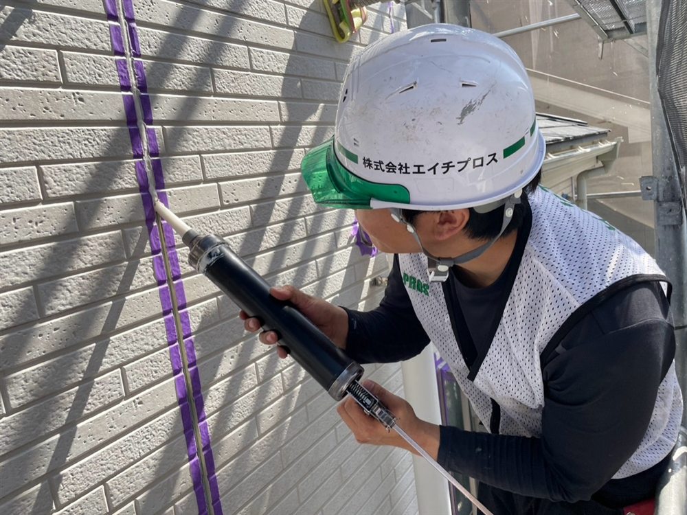 目地を整えてシーリング材を充填し、隙間や欠損部から雨水が入り込まないよう防水性を確保します。 写真