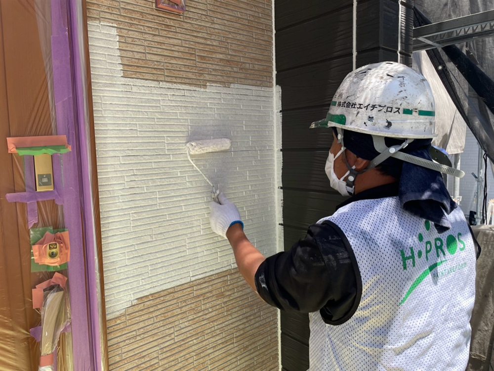 外壁に下塗り材を塗布し、下地を整えて中塗り・上塗り塗料の密着性を高めます。 写真