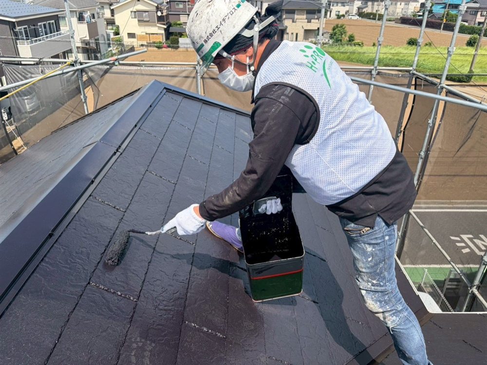 屋根の上塗りを行い、紫外線や雨風から屋根材を保護する塗膜に仕上げます。 写真