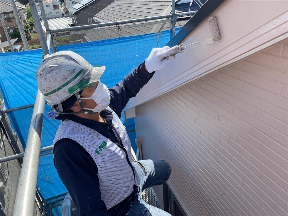 破風を塗装し、雨風による劣化を抑えながら建物の輪郭を美しく整えます。 写真
